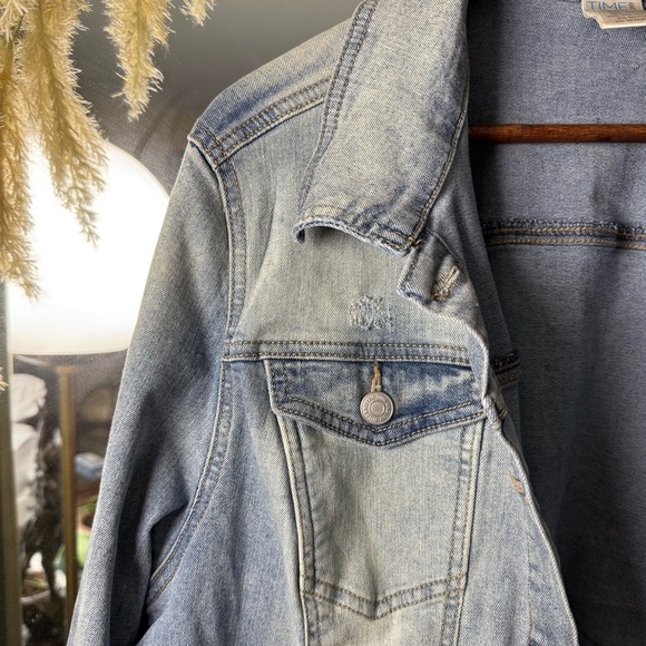 Time and Tru Long Sleeve Jean Jacket - Picture 3 of 9